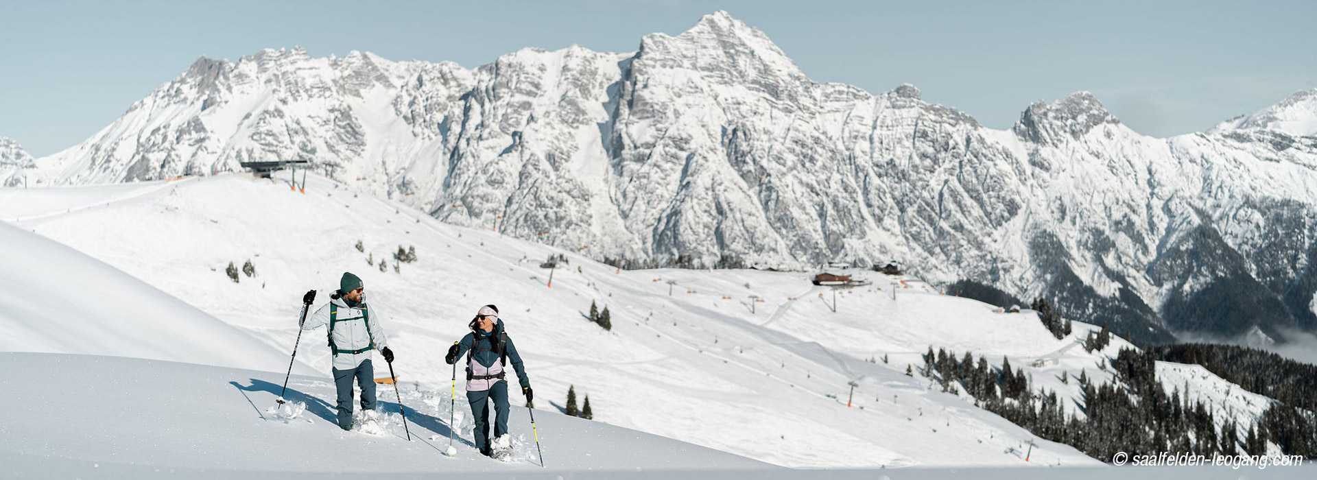 Paar beim Schneeschuhwandern